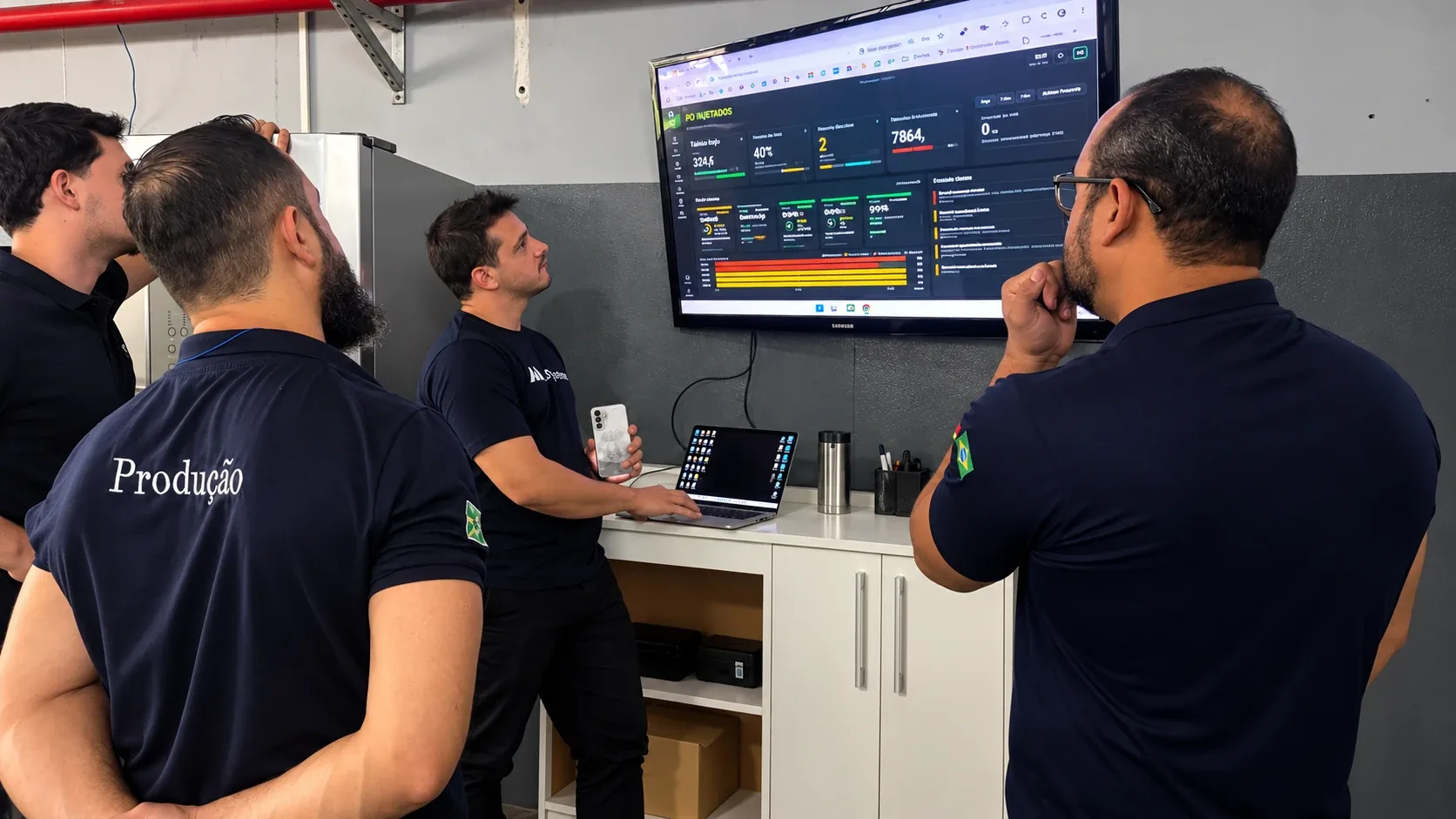 Consultor da A2M apresentando os indicadores de produção para a equipe do cliente
